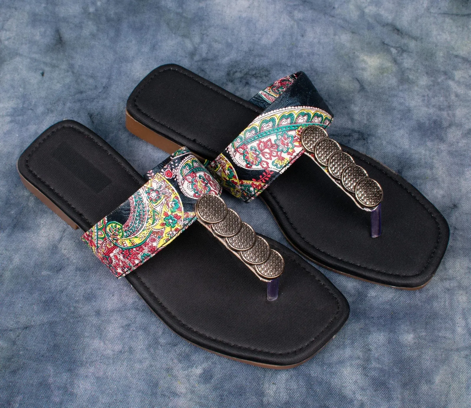 Ethnic Embroidered Black Flat Sandals with Ornate Toe Ring – Women’s Traditional Footwear