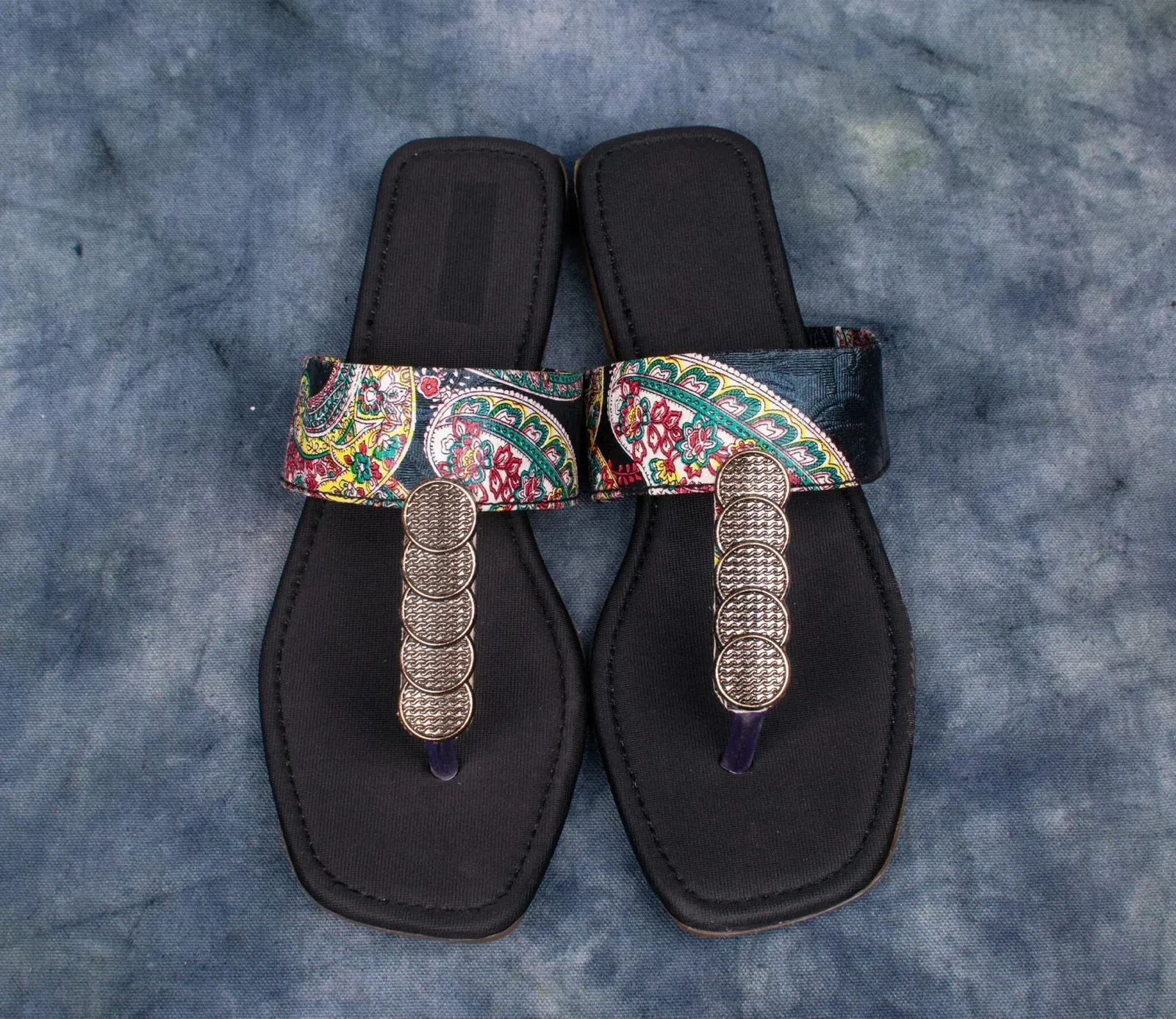 Ethnic Embroidered Black Flat Sandals with Ornate Toe Ring – Women’s Traditional Footwear