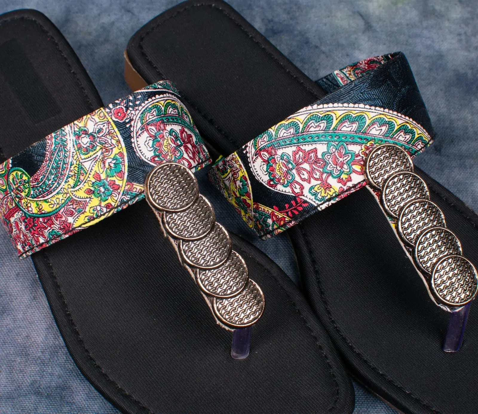 Ethnic Embroidered Black Flat Sandals with Ornate Toe Ring – Women’s Traditional Footwear