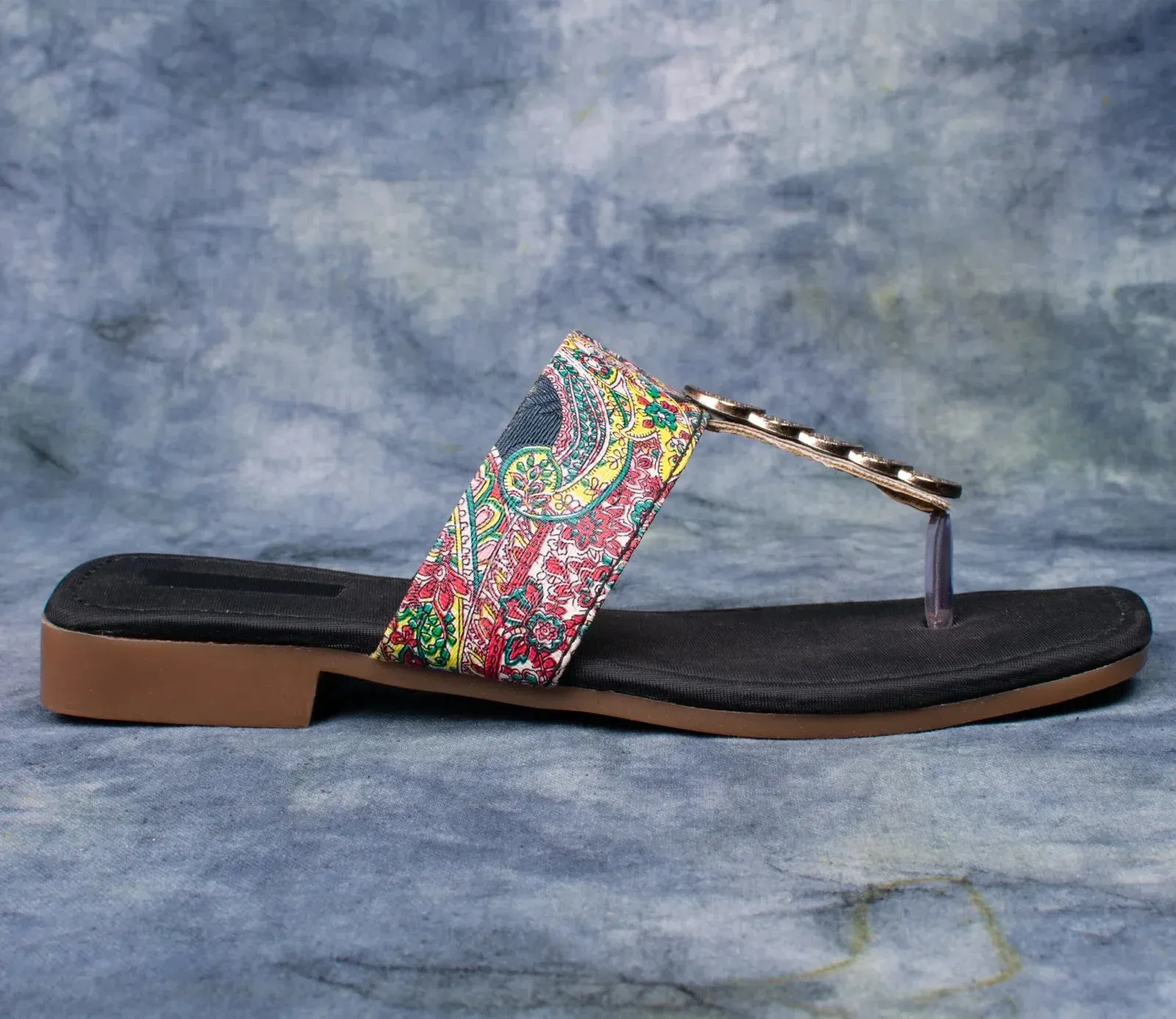 Ethnic Embroidered Black Flat Sandals with Ornate Toe Ring – Women’s Traditional Footwear